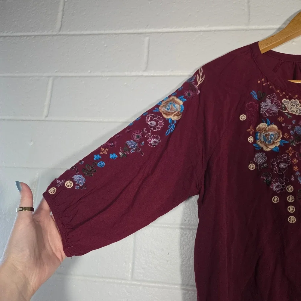 Andree by UNIT Embroidered Floral Peasant Top‎ Medium Burgundy Boho Hippie Rayon